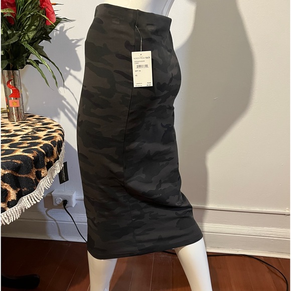 Sanctuary Camo Printed Skirt NWT XS New with tag - Picture 9 of 12